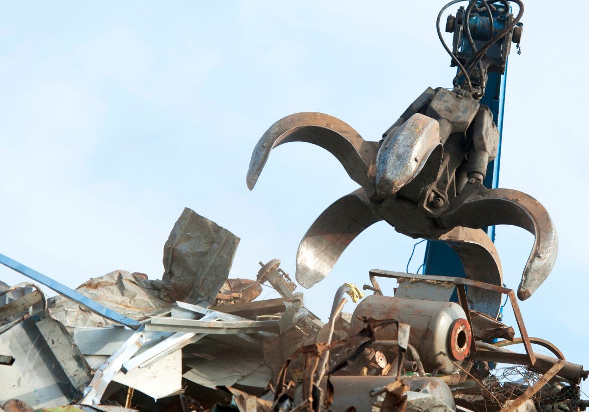 Sortierte Metallreste und Produktionsabfälle auf Paletten in einer Industriehalle – steht für individuelle Recyclingkonzepte von RWR für produzierende Unternehmen.