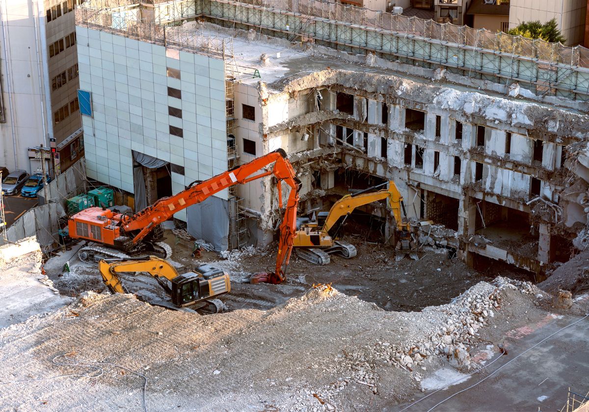 emontage einer Industrieanlage mit Kran